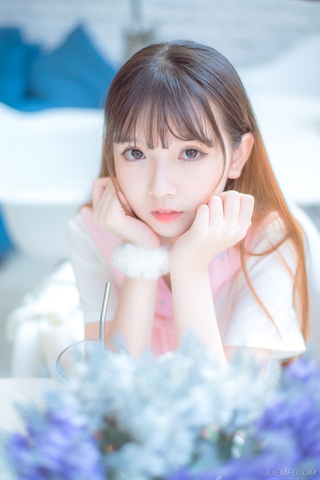 “绑了！”刘璝目光复杂的看了一眼怒吼连连的张任一眼，早有几名战士上前，片刻后，便将张任五花大绑起来。